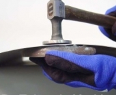 Рихтовка поверхности при помощи рихтовочного молотка и наковальни