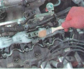 Очистка двигателя при помощи кисточки и специального раствора